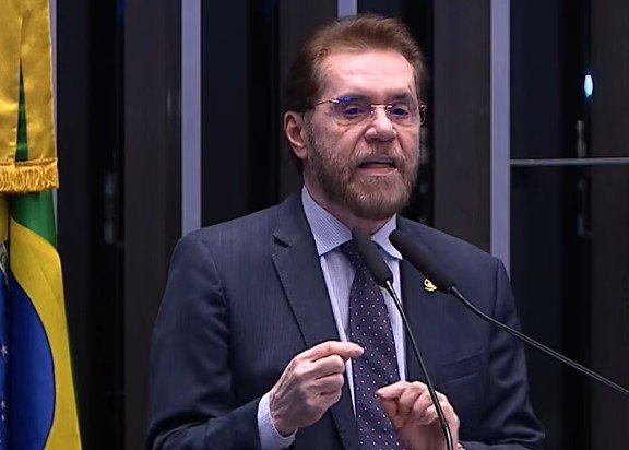Senado inicia sessão que pode acabar com escala 6x1; governo articula votação em dois turnos