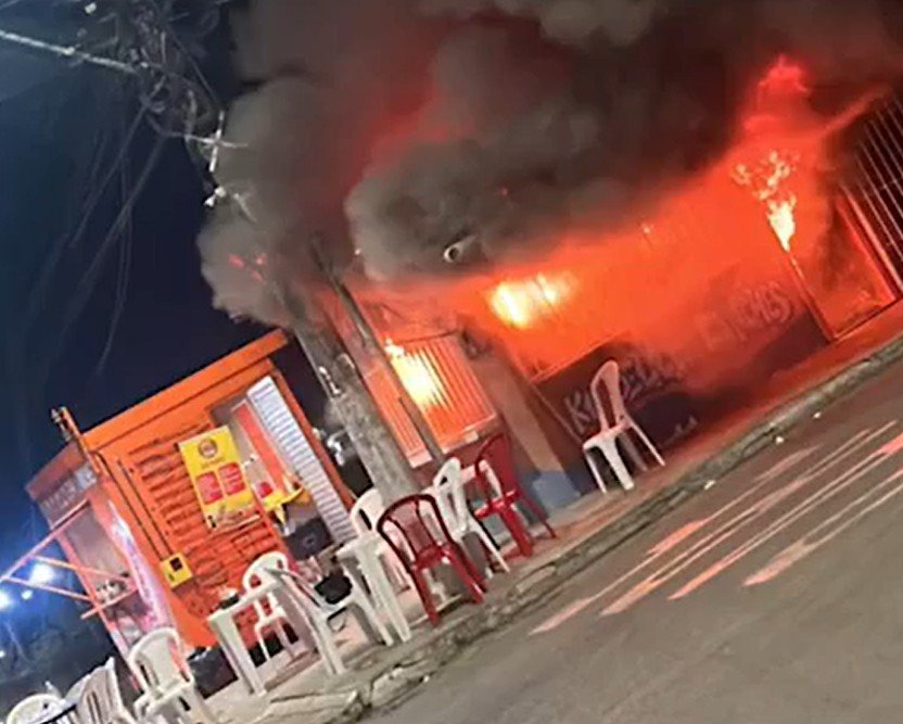 Restaurante pega fogo e fica completamente destruído no Centro de Itacoatiara