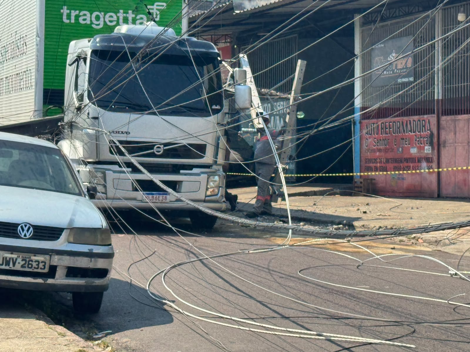 Carreta enrosca em fiação e derruba poste no bairro Raiz