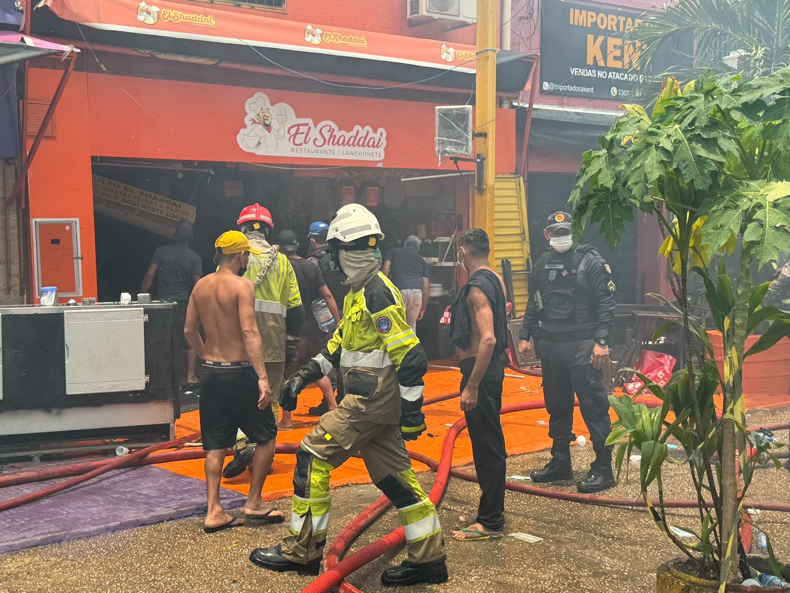Comerciantes tentam salvar o que podem após fogo se alastrar por lojas no Centro de Manaus