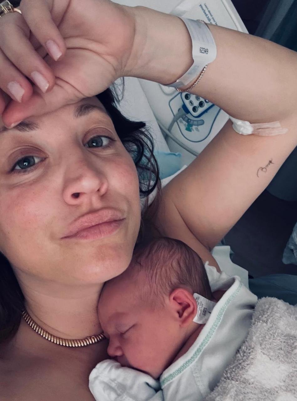 Kaley Cuoco anuncia nascimento da segunda filha