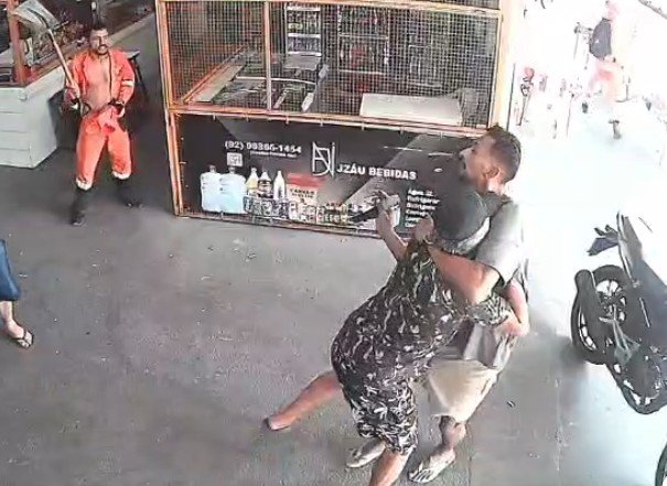 Suspeito de assalto invade Feira do Japiim armado durante fuga e tenta fazer idoso refém