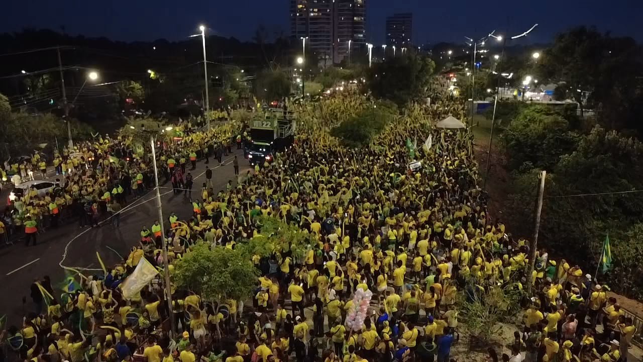 Multidão de apoiadores aguarda Flávio Bolsonaro e aliados em ato político na Ponta Negra