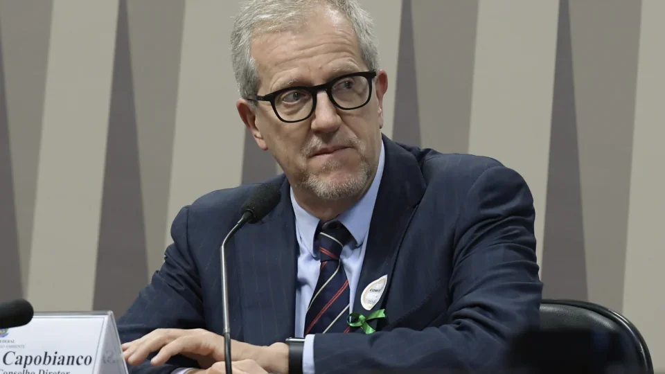 Ministro defende ação conjunta após impasse sobre combate às queimadas no Amazonas