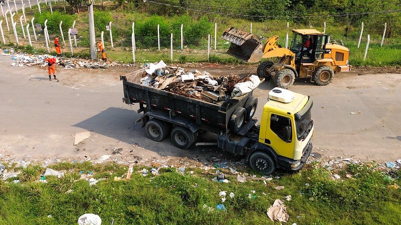 Prefeitura limpa mais de 9 mil lixeiras viciadas em Manaus, mas pontos voltam a receber lixo