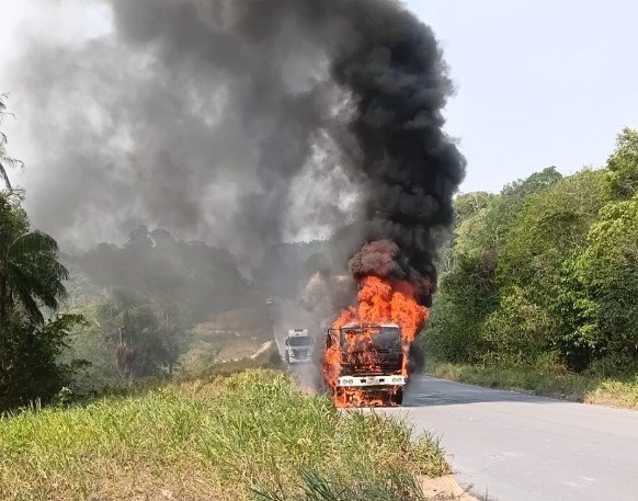 Caminhão é tomado pelo fogo na AM-010: "Mal deu tempo de pular"