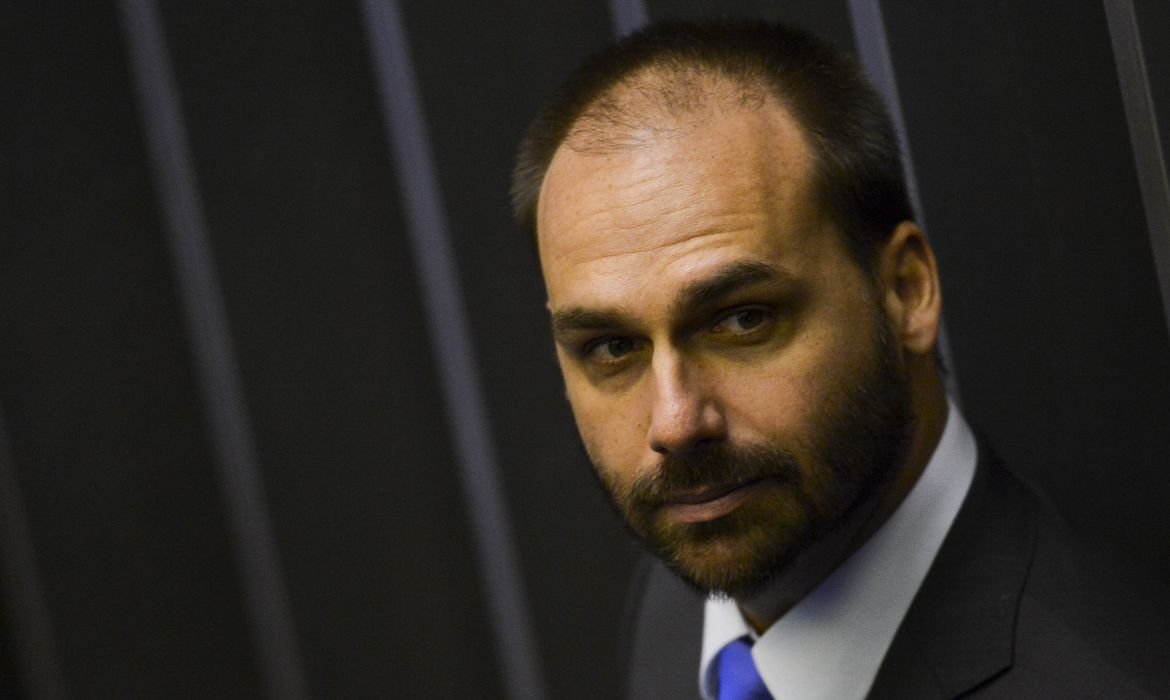 Eduardo Bolsonaro é considerado procurado, e PF avalia pedido de extradição