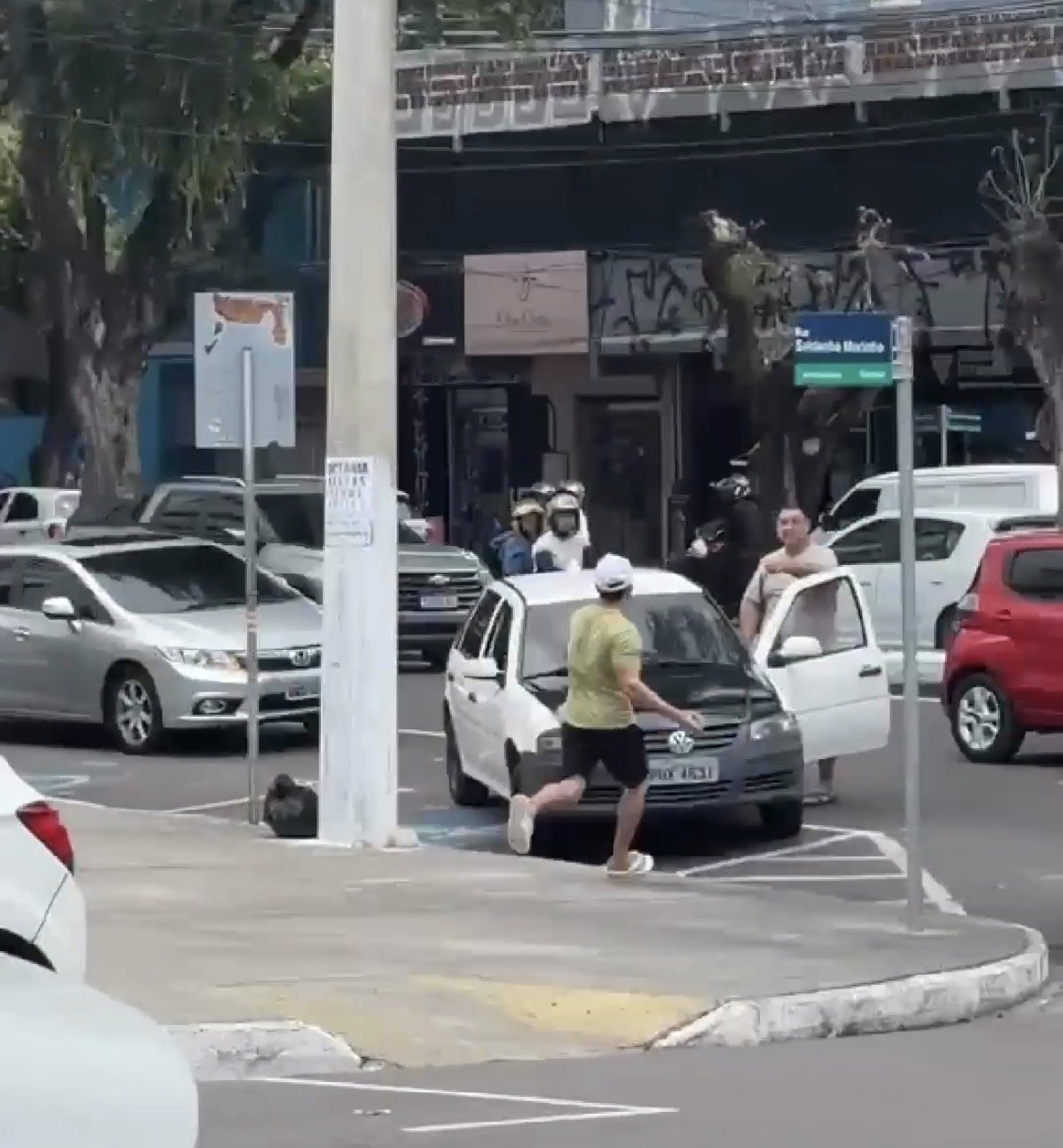 Homens saem no soco no meio da pista e complicam trânsito na Avenida Getúlio Vargas
