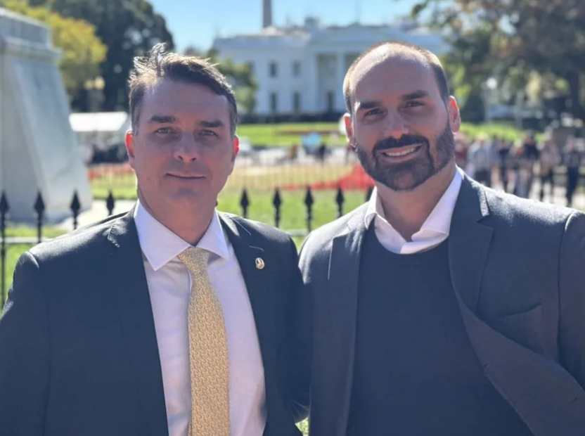 Após deixar o Brasil, Flávio Bolsonaro é recebido por Eduardo na Flórida