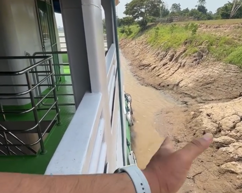 Estiagem faz barco encalhar no Amazonas