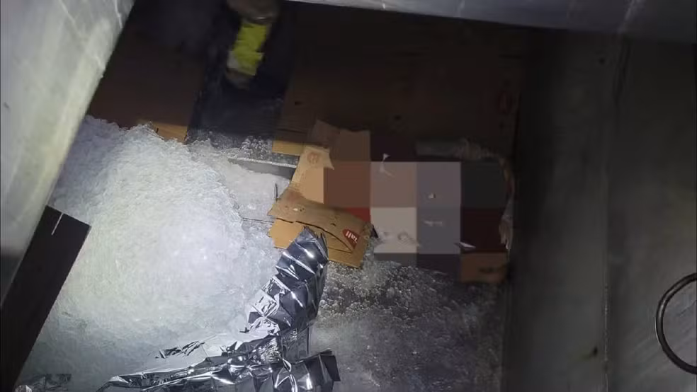 Trabalhador morre após ficar preso em triturador de gelo dentro de empresa em MG