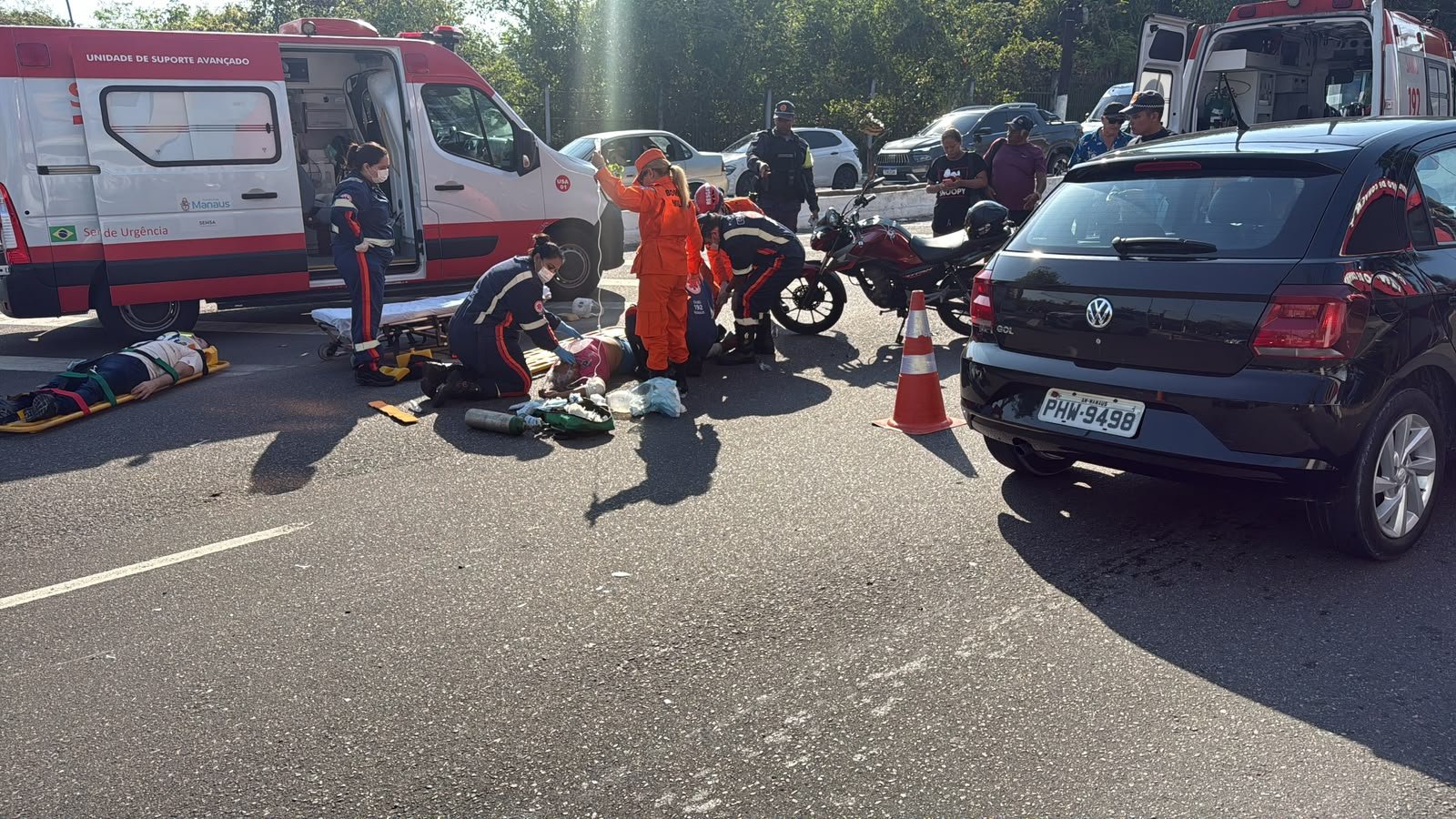 Moto atropela idosa no Japiim após motoristas pararem na faixa da Av. Rodrigo Otávio