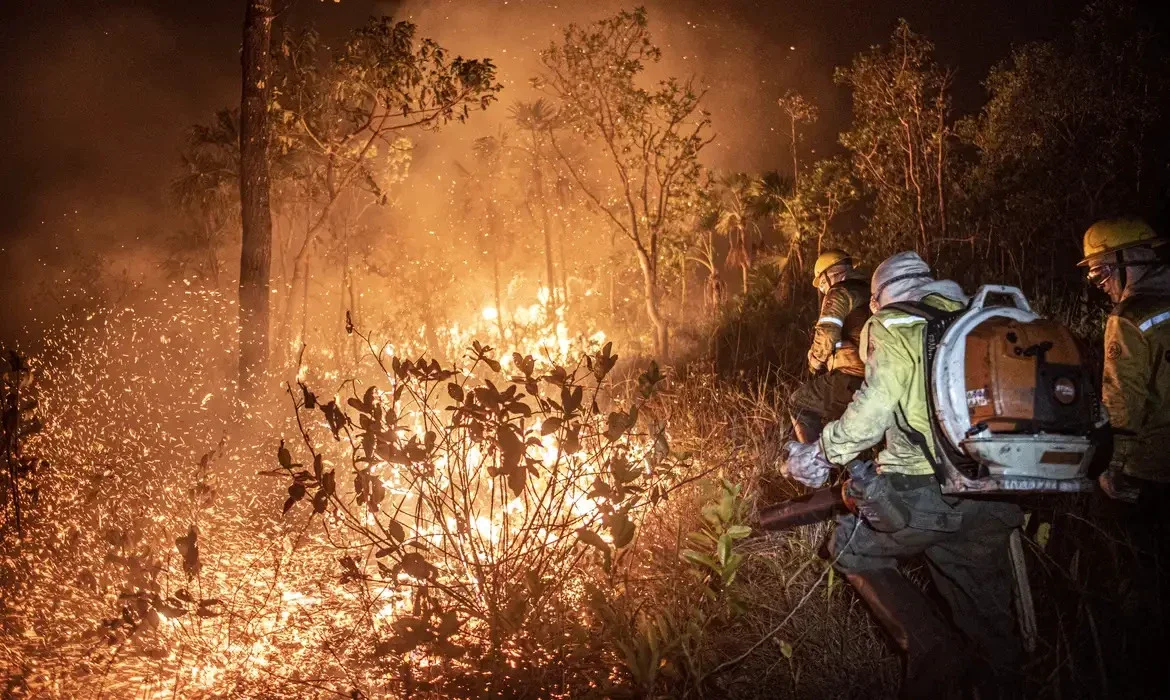 Amazonas terá reforço de brigadistas e aeronaves após emergência em 36 municípios