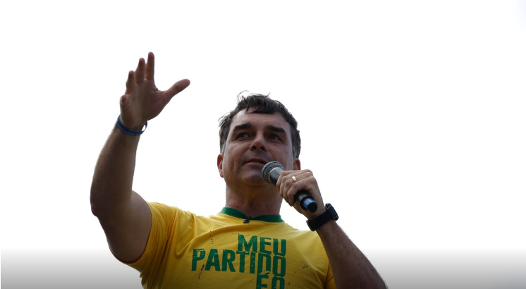EUA concedem visto a Flávio Bolsonaro em meio a suspeita de fuga e cancelamento de passaporte