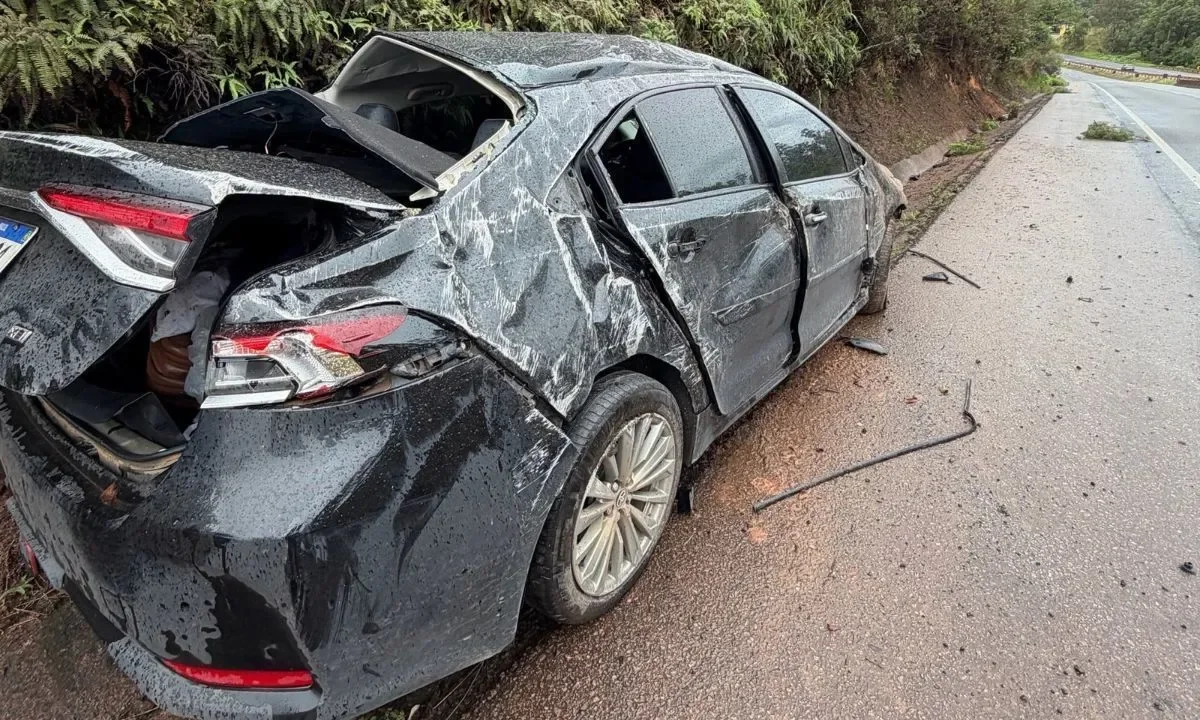 Carro de sobrinho-neto de Dilma Rousseff capota em acidente durante viagem a SP
