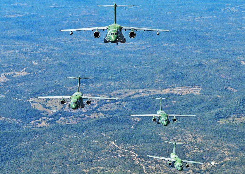 Aviões da FAB que lançam 12 mil litros de água por passagem chegam a Manaus para combater queimadas