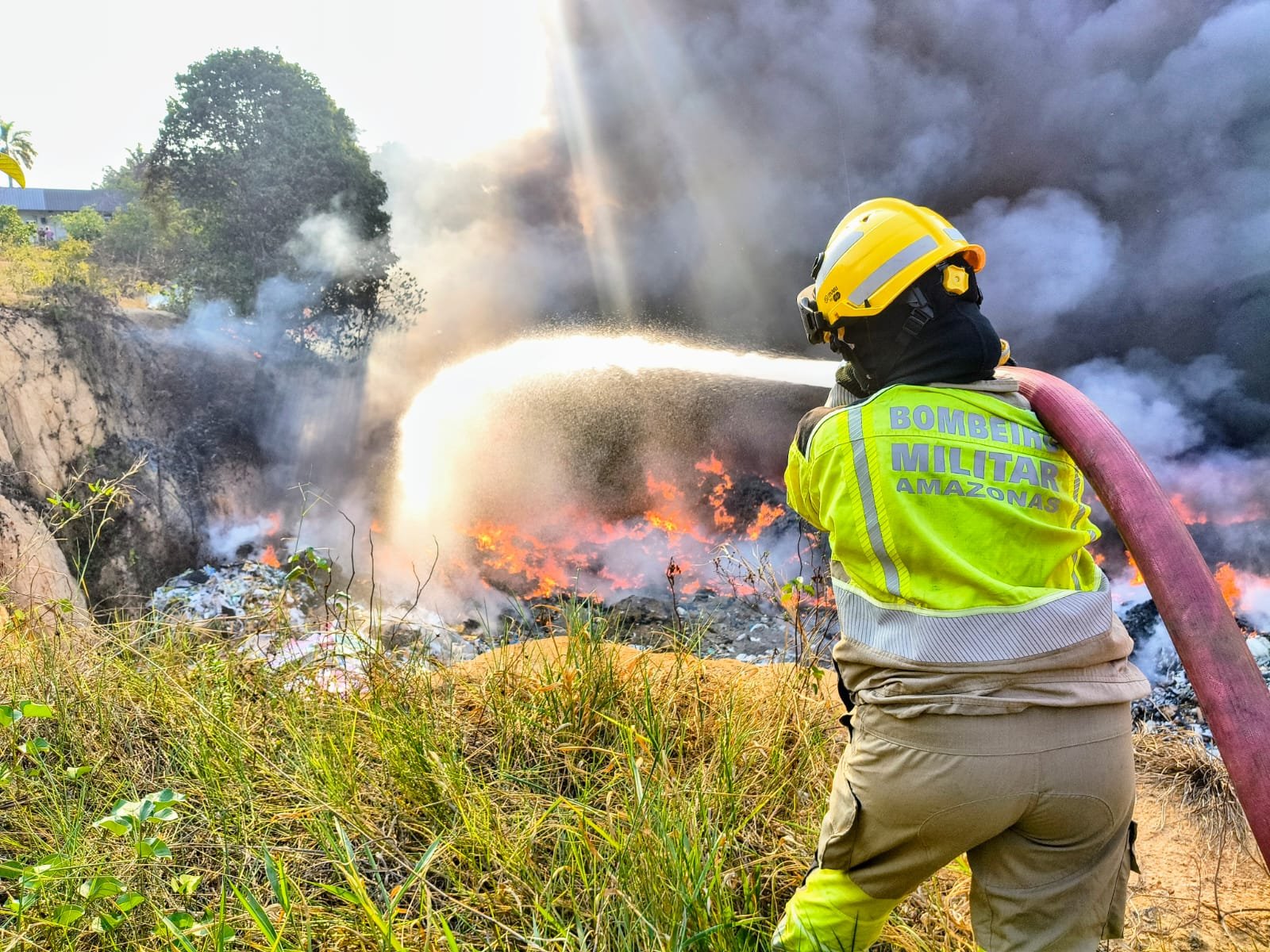 Incêndio em terreno de recicláveis chega ao 3° dia e fumaça se espalha por Manaus