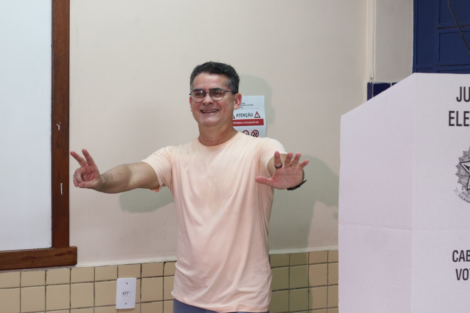 David Almeida vota em Manaus e fala em repetir legado em sua gestão