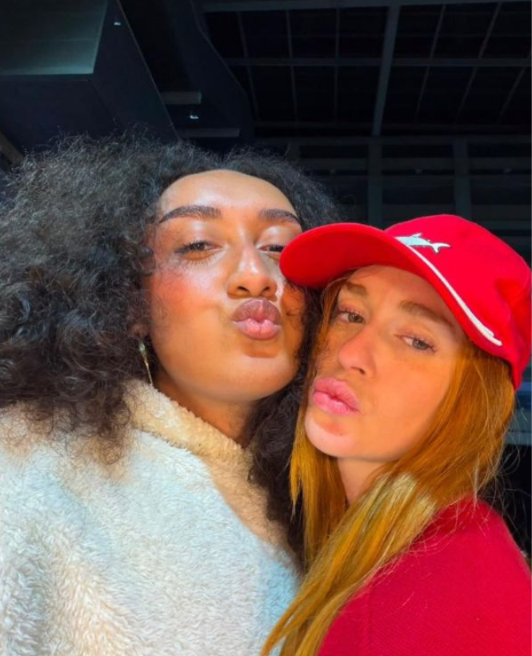 Marina Ruy Barbosa presenteia cabeleireira trans com cirurgia