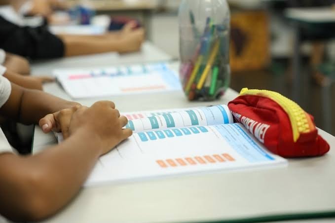 Fumaça faz Prefeitura de Manaus suspender aulas da rede municipal