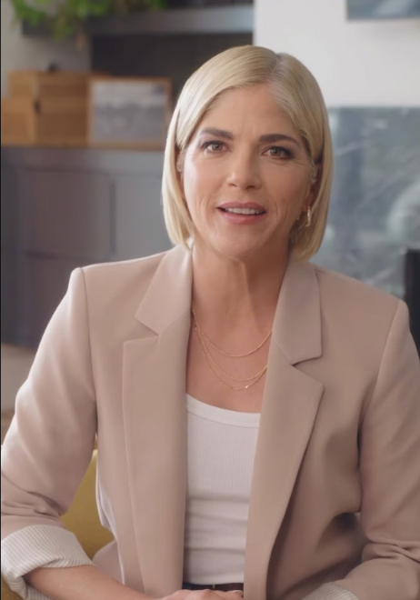 Selma Blair é presa após morder comissários e tentar abrir porta de avião