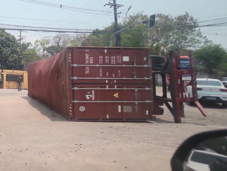 Container se desprende e carreta tomba na Colônia Oliveira Machado; vídeo