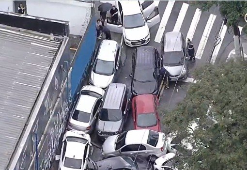 Caos: Enxurrada arrasta quase 30 veículos e bloqueia avenida em São Paulo