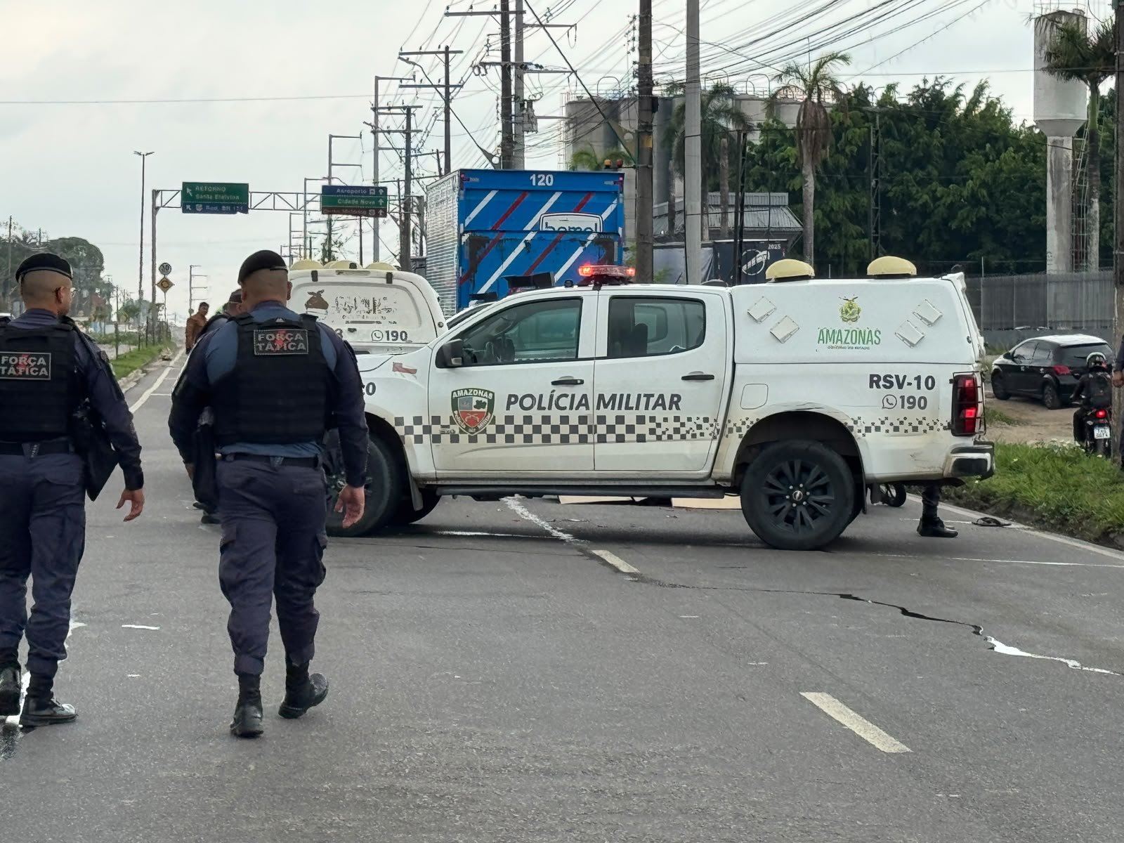 Motociclista morre após ser atingido por caminhão da Bemol na Av. Torquato Tapajós