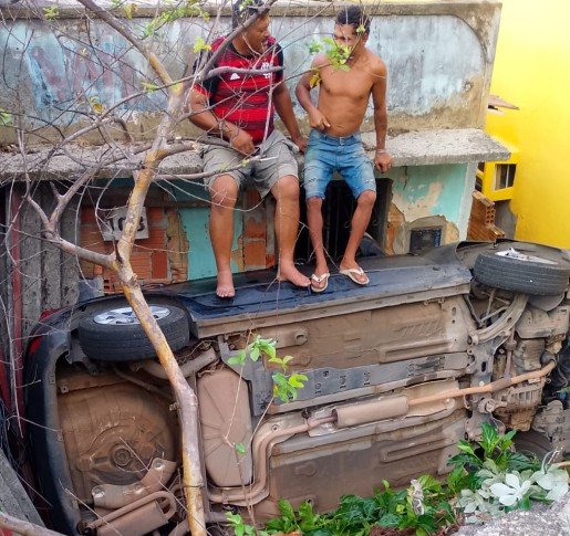 Motorista que capotou carro e invadiu quintal na Compensa aparece alterado após acidente