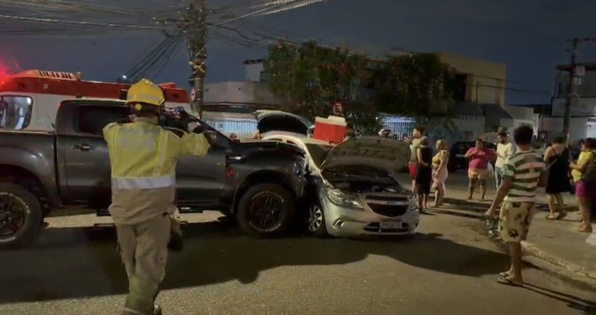 Carros colidem em cruzamento na Praça 14 e mulher fica presa às ferragens