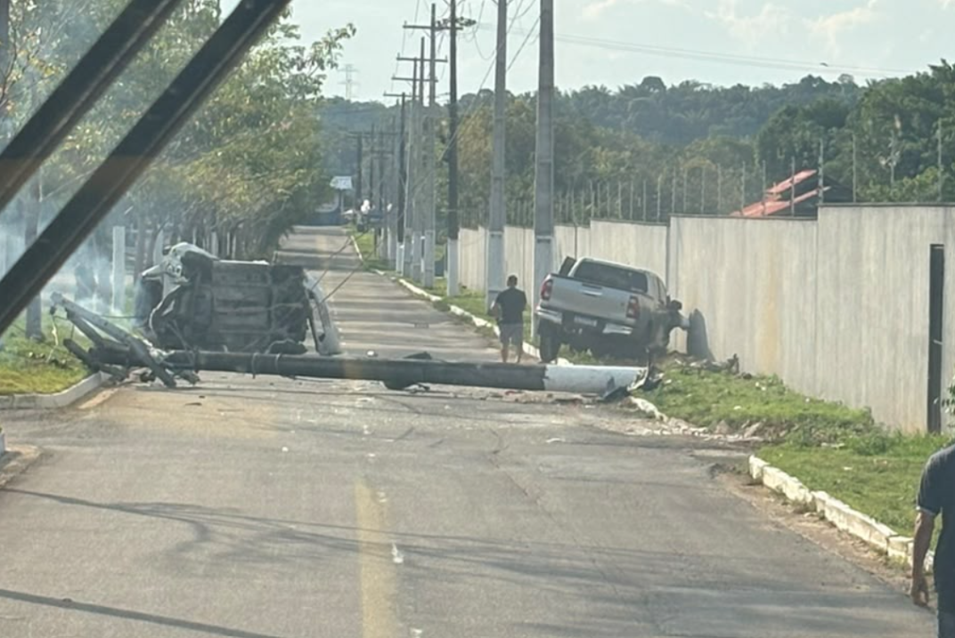 Pickup arremessa carro e arranca poste durante acidente violento na Ponta Negra