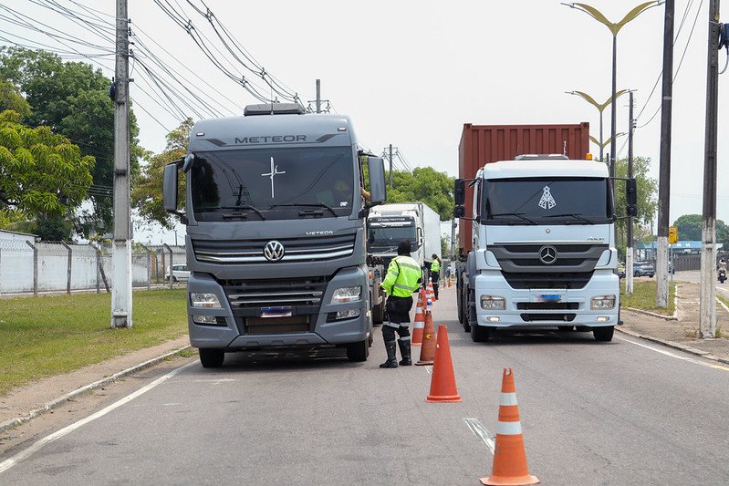 Operação Carga Pesada retém 16 veículos e remove nove por irregularidades em Manaus