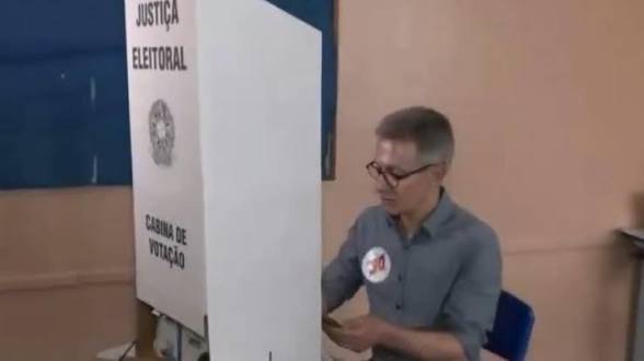 Zema é flagrado com celular na cabine de votação em Araxá e TRE-MG vai apurar o caso