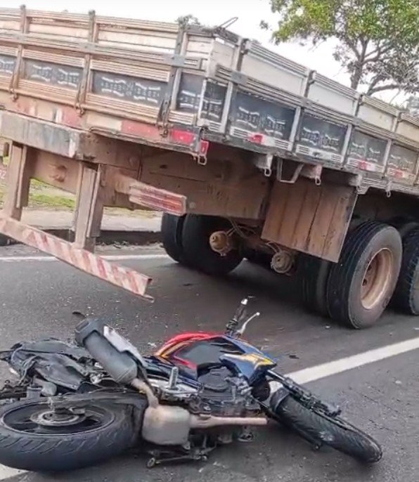 Motociclista bate na traseira de caminhão e vai parar embaixo do veículo em Manaus
