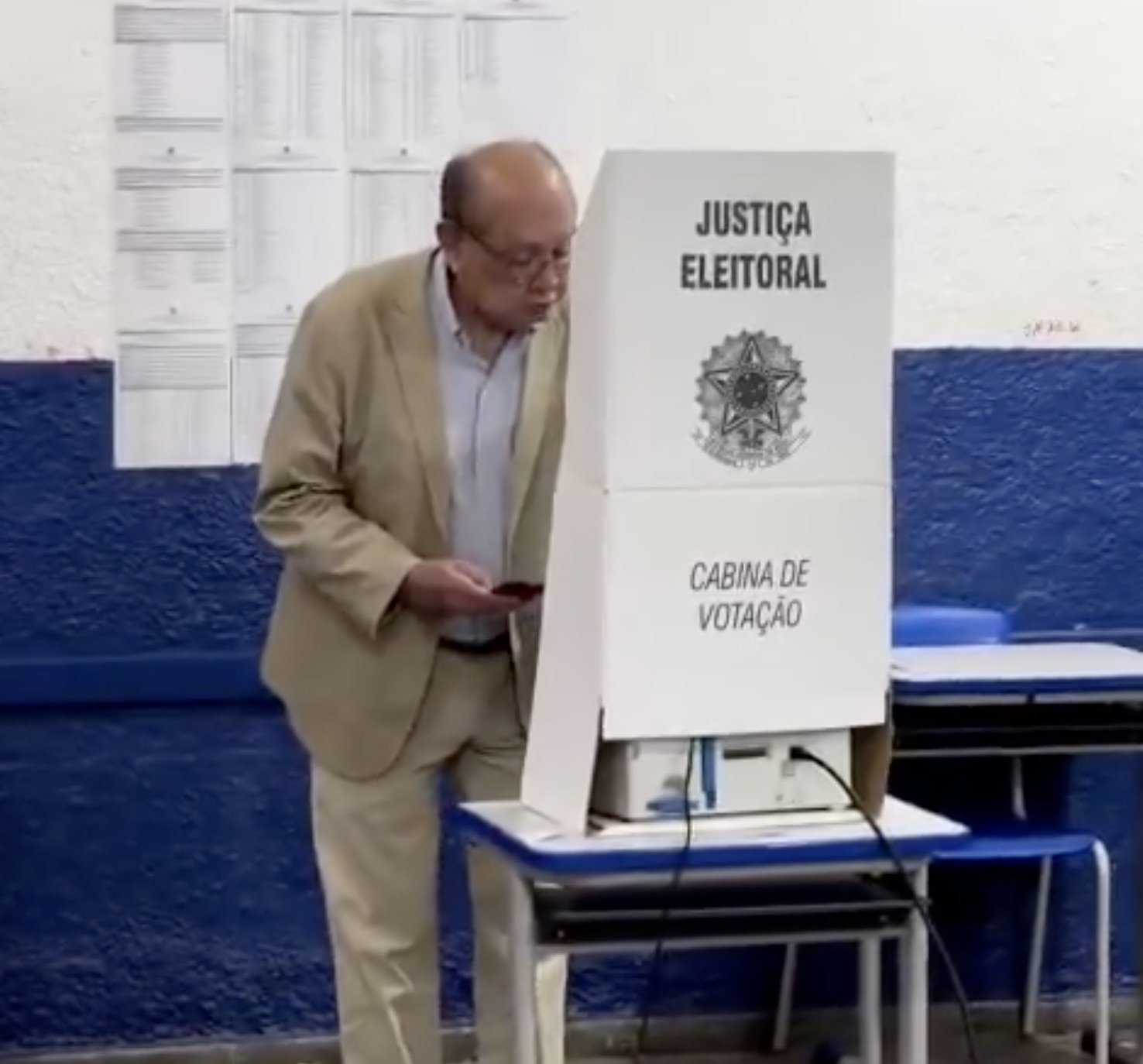 Vídeo mostra Gilmar Mendes com celular na cabine de votação em Diamantino (MT)