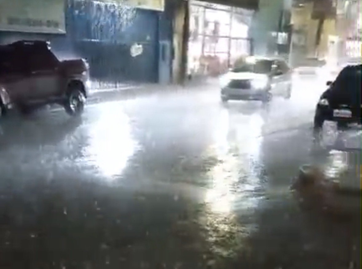 Chuva alivia fumaça em Manaus após dia de céu encoberto por poluição