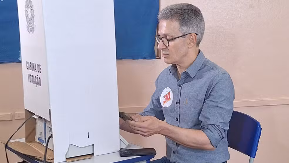 Candidato à Presidência, Romeu Zema é flagrado com celular durante votação em MG