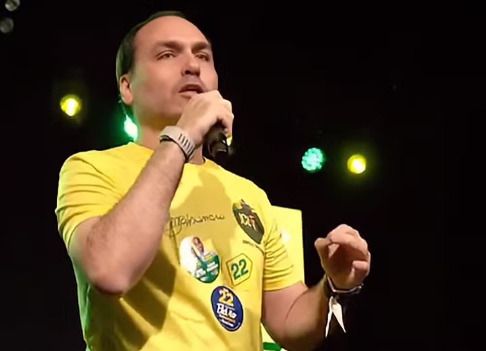 Carlos Bolsonaro vence disputa e chega ao Senado por Santa Catarina