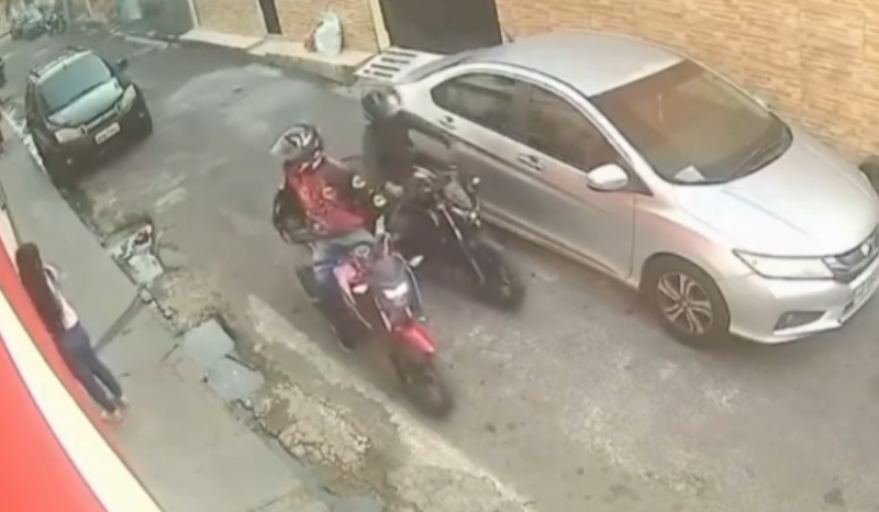 Vídeo: Mulher escapa de assaltantes no Coroado ao correr para dentro de casa
