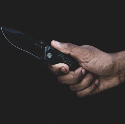 Namorado é preso após agredir e cortar mulher no Japiim