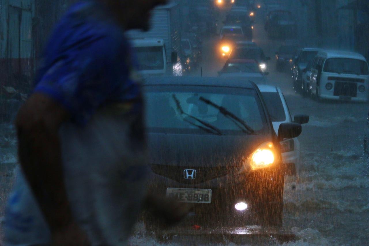 Chuva torrencial: Defesa Civil emite alerta severo para risco de alagamentos em Manaus