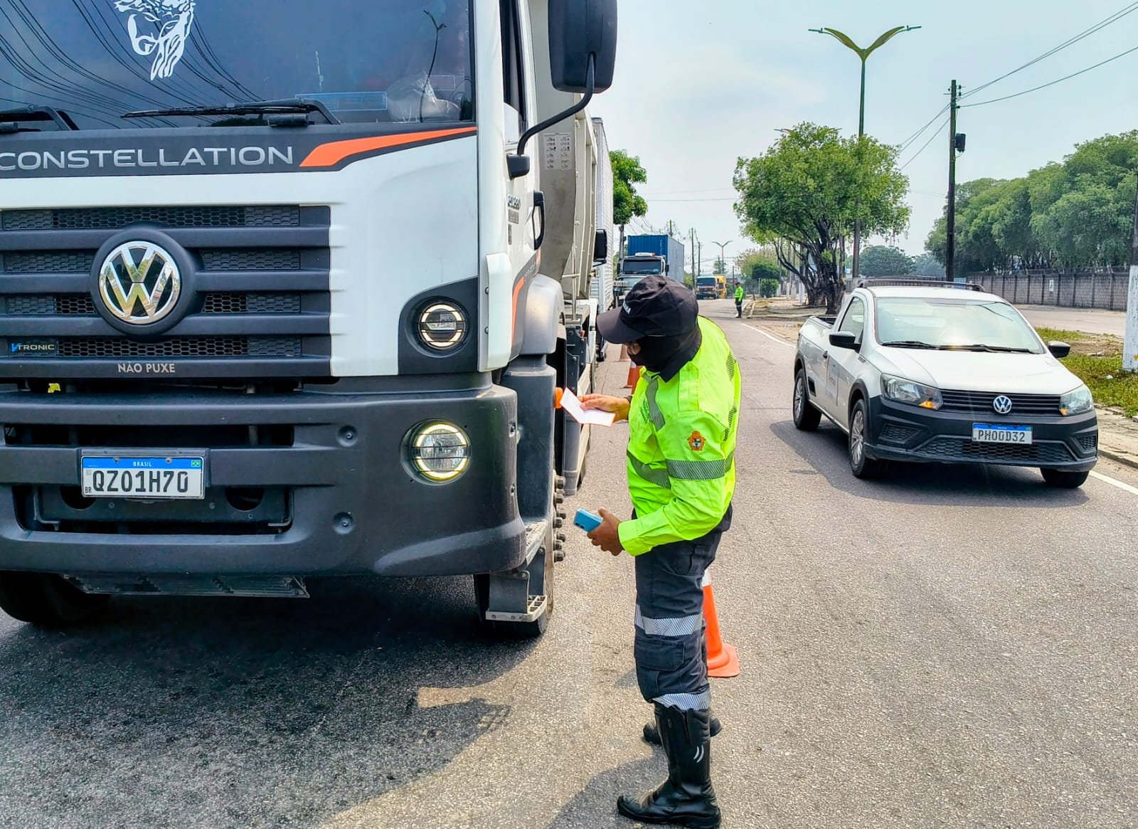 Operação Carga Pesada fiscaliza caminhões e reforça segurança no trânsito de Manaus