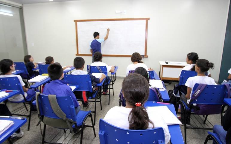 Rede estadual suspende aulas em Manaus nesta segunda-feira por causa da fumaça