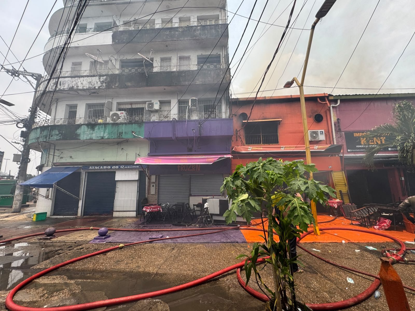 Após incêndio atingir nove lojas bombeiros mantém área isolada no Centro de Manaus