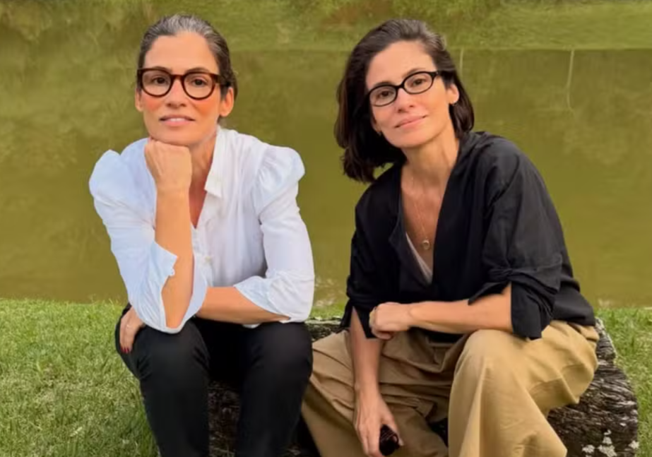 Renata Vasconcellos posa com irmã gêmea e confunde internautas