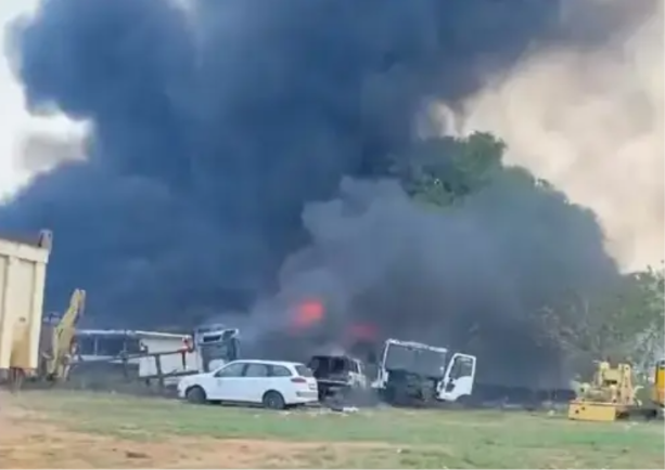 Incêndio de grandes proporções atinge depósito de veículos em Iranduba; vídeo
