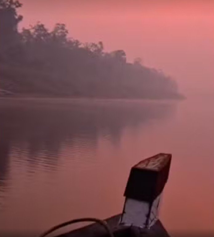 Fumaça encobre rio e deixa céu avermelhado no interior do Amazonas