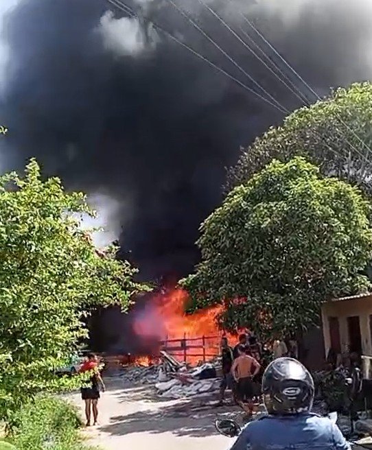Fogo consome lixeira a céu aberto e se aproxima de casas no Jorge Teixeira; veja vídeo