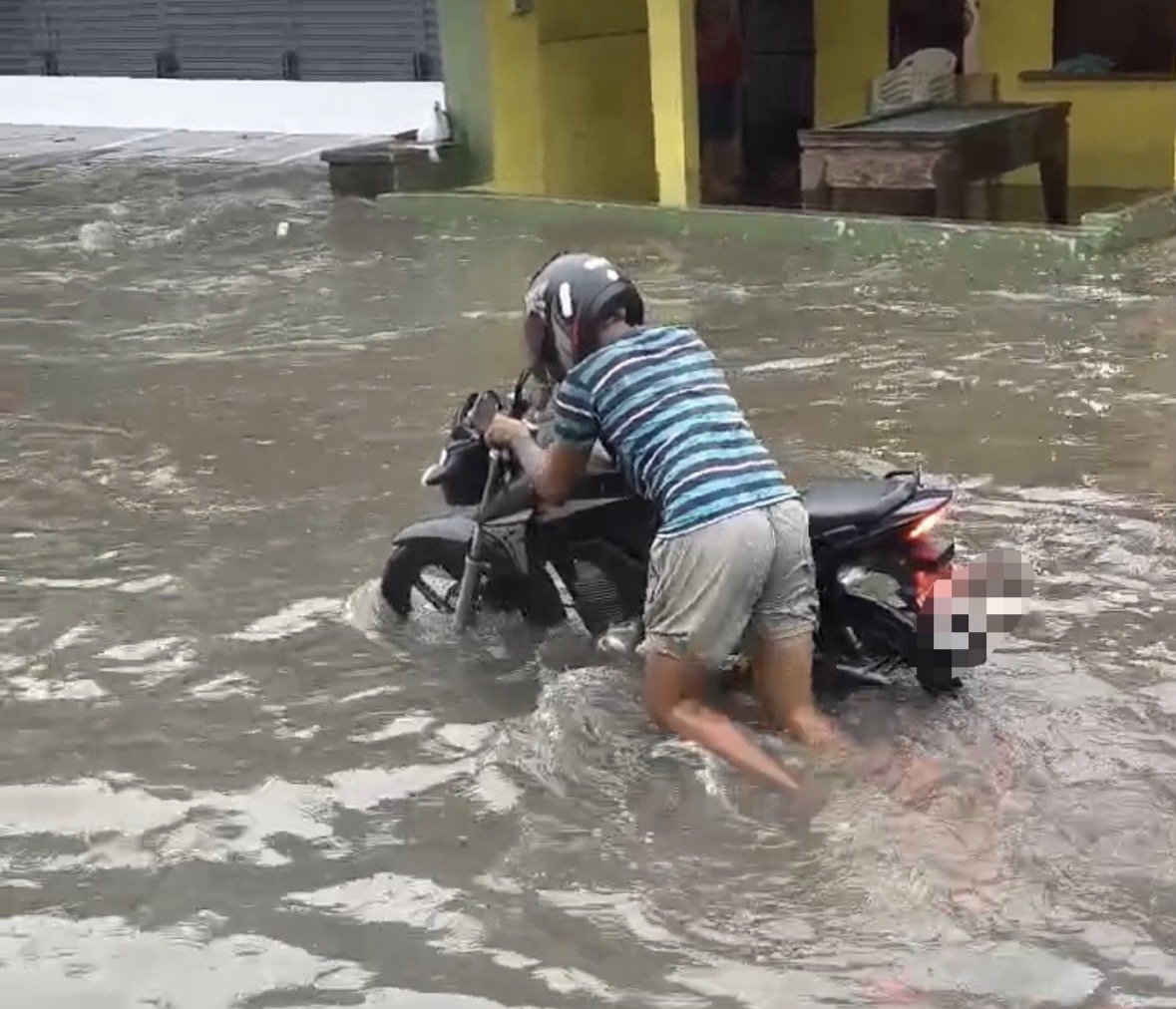 Chuva transforma ruas do Manoa em verdadeiros rios: vídeo
