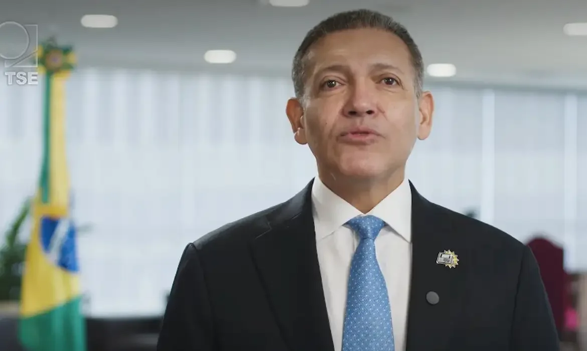 TSE afirma que é falsa denúncia de Flávio sobre fiscais retirados de sala-cofre